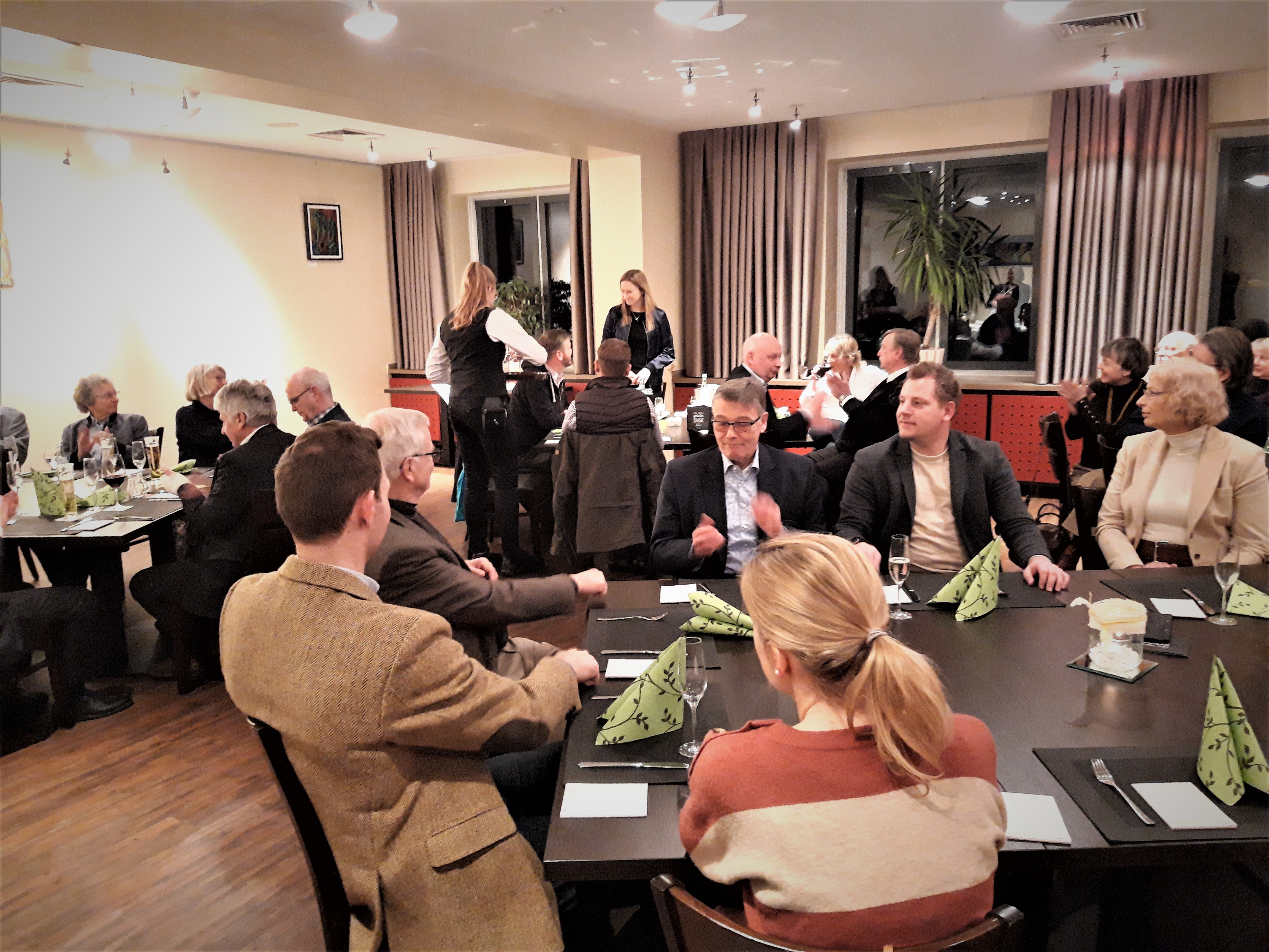 Ein Blick in den Saal im Heidehof